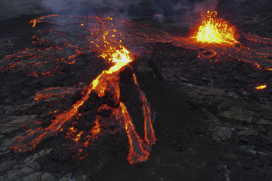 Cratère et coulées de lave en formation